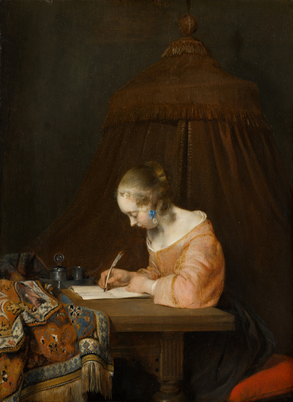 женщина пишет